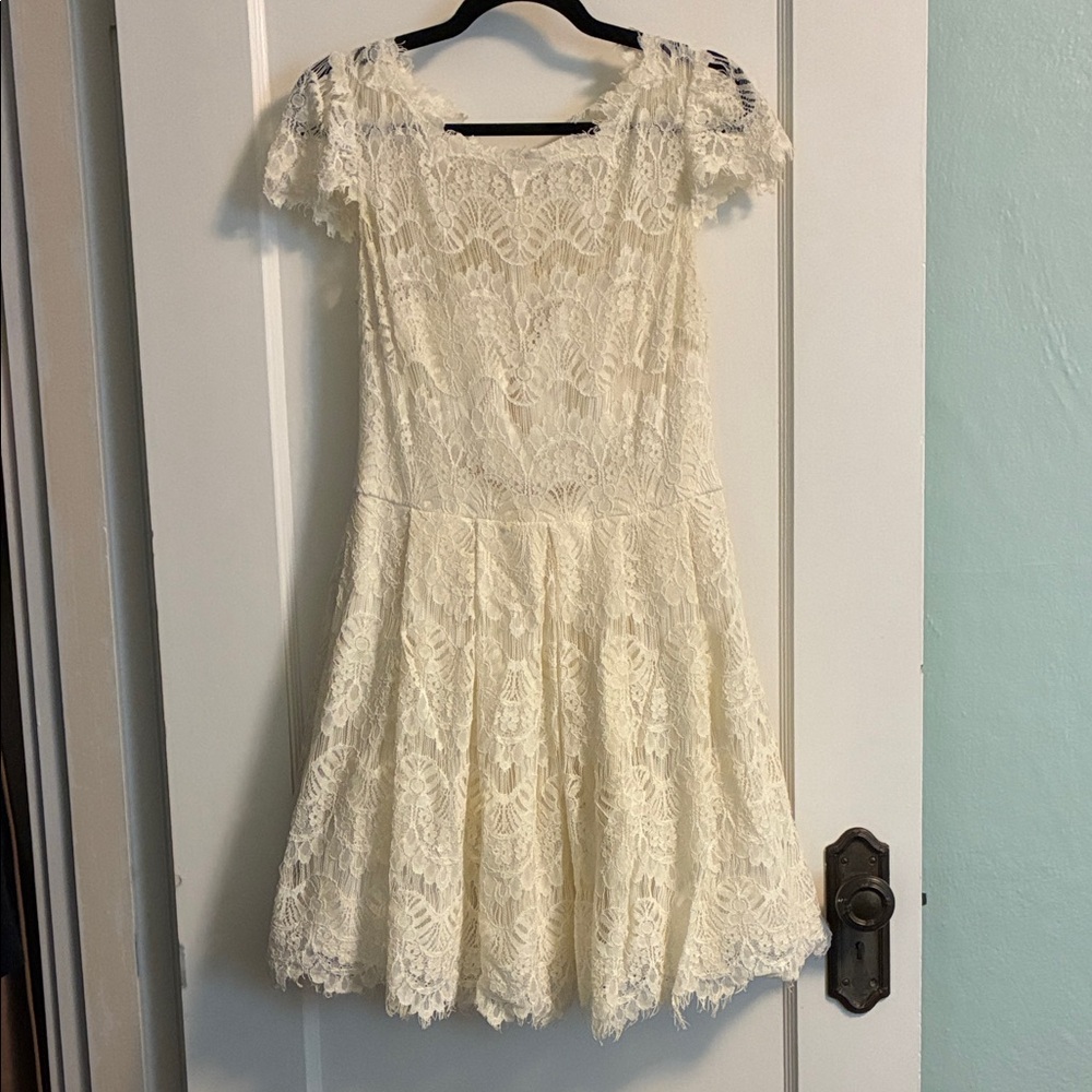 Xscape Cream Lace Wedding Dress